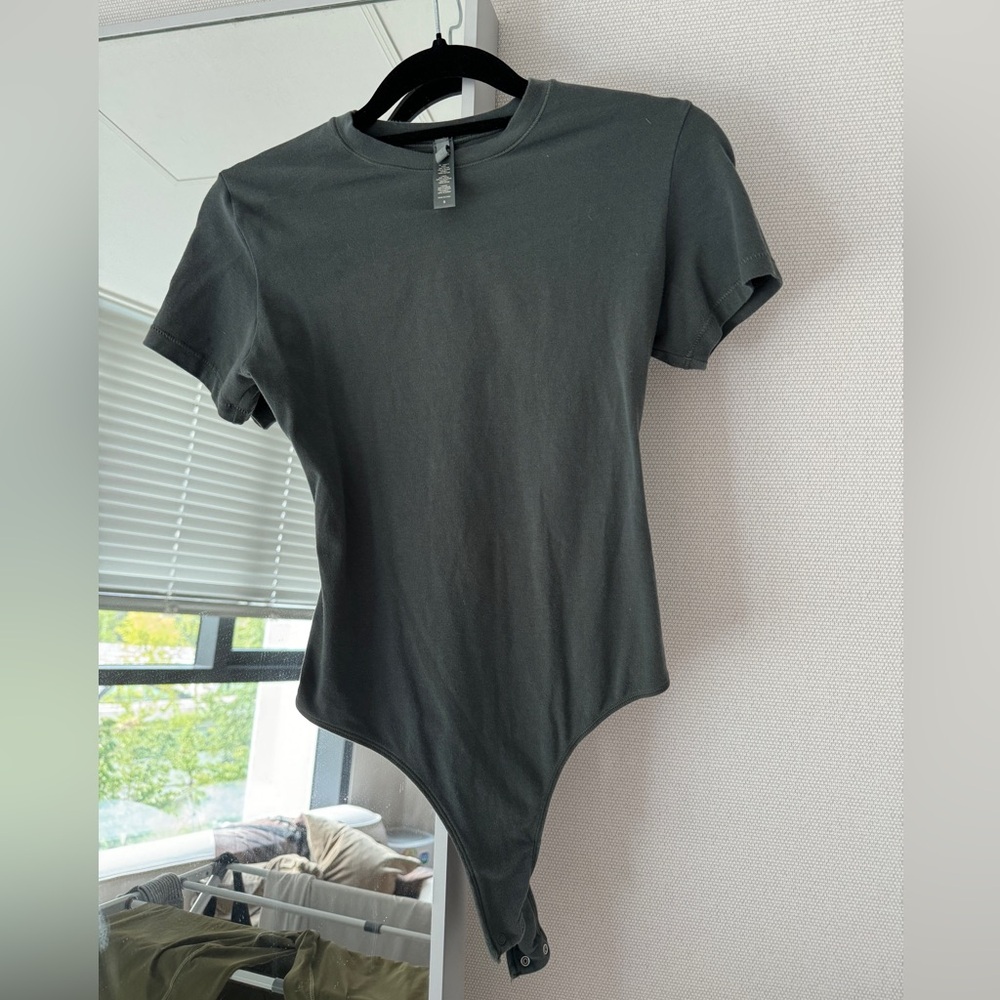 SKIMS T-Shirt Thong Bodysuit *like new*